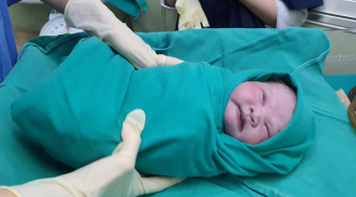 Nữ điều dưỡng BV Bạch Mai sinh con trong khi cách ly vì Covid-19, bé gái chào đời với cái tên đặc biệt
