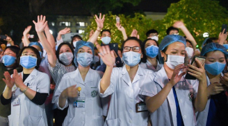 Người dân, y bác sĩ vỡ òa trong thời khắc Bệnh viện Bạch Mai được gỡ phong tỏa