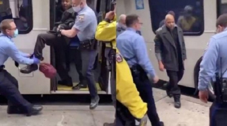Nhất quyết không đeo khẩu trang giữa mùa dịch, người đàn ông bị cảnh sát kéo khỏi xe buýt