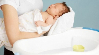 Những lưu ý cần nhớ khi tắm cho trẻ, tránh làm tổn thương cơ quan sinh sản của con