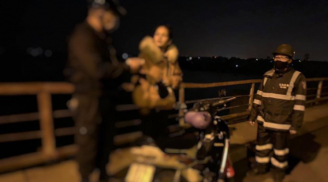 Nửa đêm chạy xe lên cầu Long Biên định tự tử, cô gái được cán bộ chốt kiểm dịch Covid-19 cứu mạng