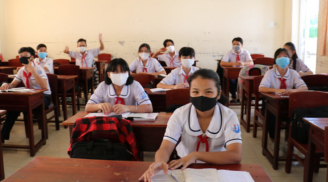 Ngày đầu quay trở lại trường: Học sinh ngồi cách nhau 2m, đeo khẩu trang trong lớp