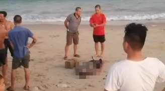 Đi tắm biển, người dân bất ngờ phát hiện thi thể bị cột vào tảng đá đang phân hủy dạt vào bờ