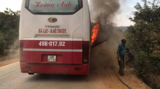 Xe khách bốc cháy dữ dội khi đang lưu thông trên đường, hành khách hoảng loạn tháo chạy