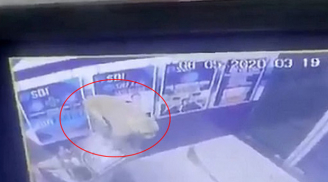 Cây ATM bất ngờ bị phá tung, cảnh sát kiểm tra camera an ninh thì phát hiện thủ phạm khó ngờ