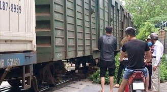 Người phụ nữ lao vào đoàn tàu tự tử