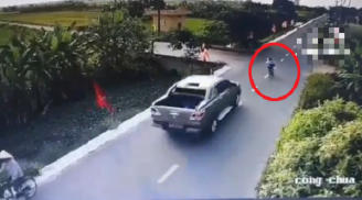 Đang đạp xe sang đường, bé trai bị chiếc xe bán tải húc văng xuống mương nước
