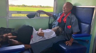 Khoảnh khắc cụ ông kê chân cho vợ ngủ trên chuyến tàu xa gây bão mạng