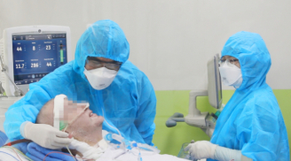 Kỳ tích từ phòng điều trị đặc biệt: Phi công người Anh mỉm cười, bắt tay với nhân viên y tế