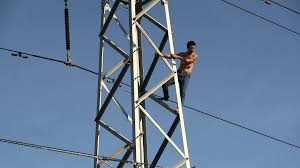 Clip: Người đàn ông trèo lên cột điện cao thế rồi nhảy xuống tại TP.HCM