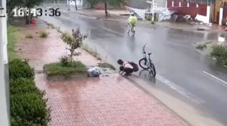 Clip: 'Anh hùng nhí' dùng tay móc rác, khơi thông công thoát nước giữa mưa