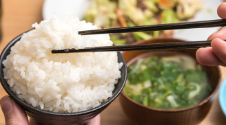 Sai lầm khi ăn cơm tổn hại sức khỏe, 90% người Việt mắc phải