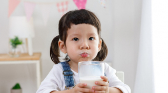 Chuyên gia chia sẻ: Thực hư việc cho trẻ uống nhiều sữa tươi gây thiếu máu?