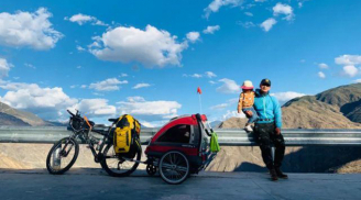 Mừng sinh nhật con gái, ông bố đơn thân đạp xe hơn 4.000km đến Tây Tạng