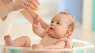 4 sai lầm tai hại của mẹ khi tắm cho con vào mùa hè khiến bé dễ ốm