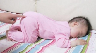 Nhiều bé thích ngủ trong tư thế chổng mông lên trời và những lợi ích ít ai ngờ tới