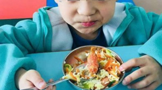 Con trai 5 tuổi ăn đủ bữa nhưng ngày càng xanh xao, mẹ hối hận khi biết nguyên nhân do món thịt yêu thích