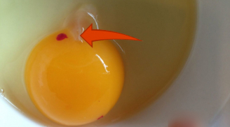 Đập trứng gà ra bát thấy có vệt đỏ như máu, nên ăn hay bỏ đi?