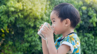 4 thời điểm cha mẹ không nên cho trẻ uống nước kẻo gây hại dạ dày