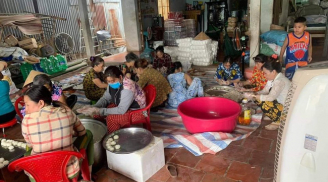 Sáng tạo của người miền Tây: Làm cơm chiên chà bông để được lâu, đóng hộp gửi bà con miền Trung