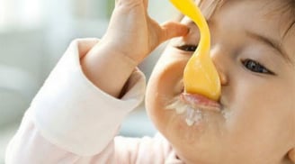 Váng sữa nhiều chất béo, nhưng cho ăn sai cách sẽ gây hại cho bé