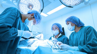 Người mẹ cắn răng chịu đau, 2 lần 'lóc da' cứu con bỏng nặng