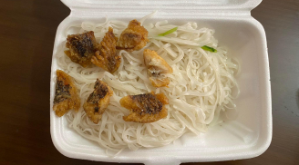 Đặt suất bánh đa 40K, cô gái rớt nước mắt khi món ăn dở như 'người yêu cũ'