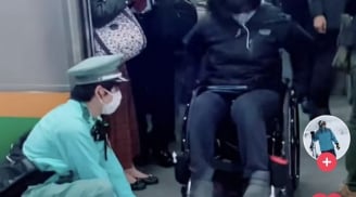 Hành động nhỏ của nhân viên tàu điện ngầm dành cho người khuyết tật khiến ai nấy ấm lòng