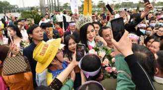 Tân Hoa Hậu Đỗ Thị Hà trở về quê hương được hàng trăm người vây kín như fan đón idol Kpop