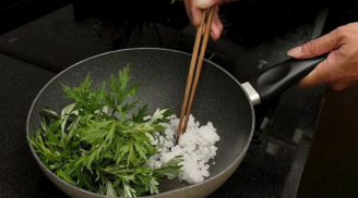Mua mớ rau ngải cứu về rang với muối, có ngay công thức chữa bệnh đơn giản được lưu truyền nhiều đời