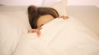 Ngủ trùm chăn kín đầu là dại: Sai lầm khiến bạn dễ bị tổn thương não, gây ngừng thở khi ngủ