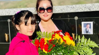 Thúy Nga đưa con gái đến thăm mộ Chí Tài, xúc động khi nhìn thấy di ảnh của đàn anh