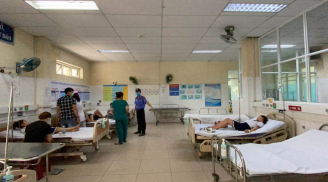 Hơn 30 học sinh nhập viện cấp cứu vì mua đồ chơi lạ trước cổng trường