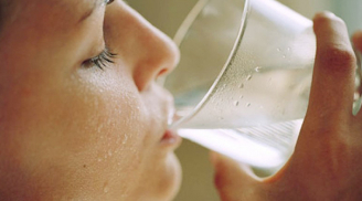 Sáng ngủ dậy đừng uống nước lọc theo 2 cách này bởi có thể tàn phá dạ dày, đường huyết tăng vọt
