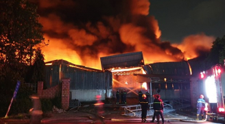 Cháy đỏ trời tại nhà kho KCN Sóng Thần 1: Diện tích thiệt hại lên đến 1.000m2