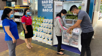 Ấm lòng mùa dịch: Người Sài Gòn nhận thực phẩm từ tủ lạnh 'Thạch Sanh'