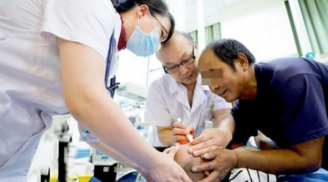 Cháu trai 4t bị keo 502 dính vào mắt, ông nội nhanh chóng làm một việc, BS khen ngợi hết lời