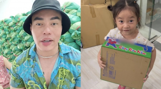 Hình ảnh con gái Lê Dương Bảo Lâm khệ nệ vác thùng mì hỗ trợ ba mẹ từ thiện gây xúc động