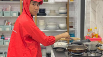 Lưu Hương Giang bắt trọn khoảnh khắc ông xã mặc áo mưa của con gái để nấu cơm