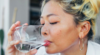 5 thói quen uống nước dễ gây lão hóa hơn cả thức khuya, 3 cái đầu tiên nhiều người mắc phải