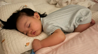 Cường Đô La khoe khoảnh khắc ngủ 'bá đạo' của con gái, mẹ vợ liền có động thái gây chú ý