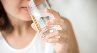 3 thói quen uống nước tưởng tốt nhưng tàn phá sức khỏe của bạn mỗi ngày