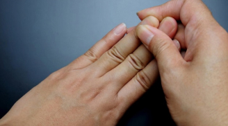 Nắm chặt ngón tay 5 giây, biết ngay lục phủ ngũ tạng có bệnh hay không: Đau ngón giữa có thể là bệnh tim