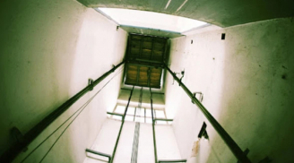 Rơi từ tầng 7 xuống tầng 1 trong lúc trèo ra khỏi thang máy bị kẹt, cô gái sinh năm 2000 không qua khỏi