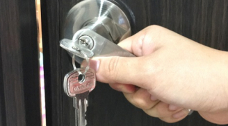 Cắm chìa khóa vào cửa trước khi đi ngủ sẽ tránh được trộm: Biết lý do bạn sẽ làm theo răm rắp