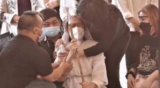 Rò rỉ hình ảnh của NS Hoài Linh trong tang lễ bố ruột: Xót xa cảnh nam NS khóc nấc, gục ngã