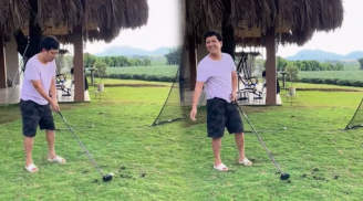Trường Giang mặc quần đùi, mang dép tổ ong đi đánh golf