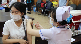 4 điều không nên làm sau khi tiêm mũi vắc xin thứ 3: Đừng nghĩ tác dụng phụ giống 2 mũi trước