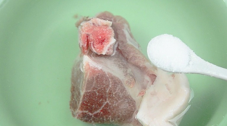 Rã đông thịt bằng nước lạnh là dại: Hòa thêm 3 gia vị thần thánh đảm bảo thịt mềm nhanh, ngon như thịt mới