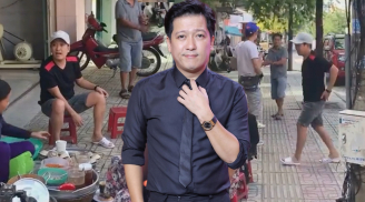 'Team qua đường' bắt gặp Trường Giang ăn mặc giản dị, đi dép tổ ong ngồi ăn vỉa hè
